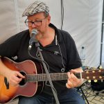 Martin an der Gitarre