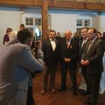 Prominente Zuhörer: Bürgermeister Andreas Rehm, Verdienstordensträger Kurt Angersbach, Regierungspräsident Mark Weinmeister und Landrat Winfried Becker